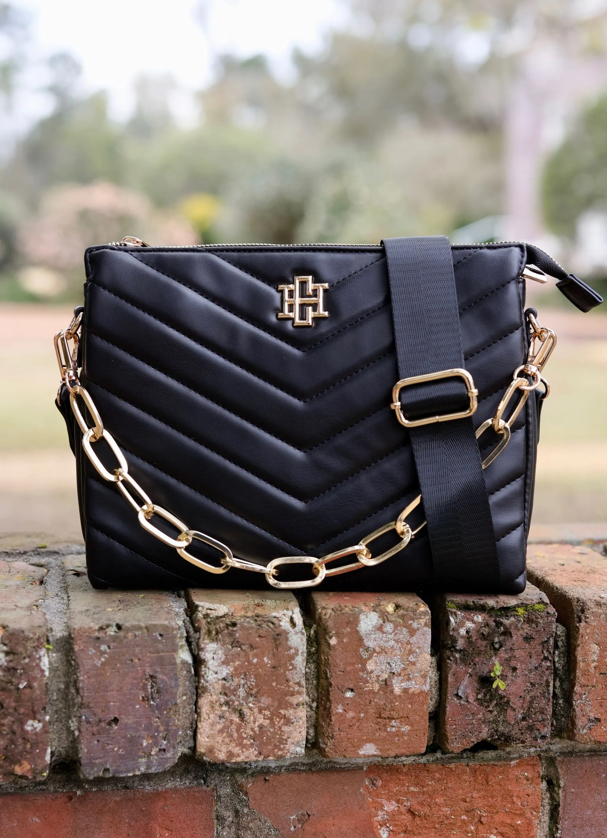 Ariana Crossbody Black V Quilted